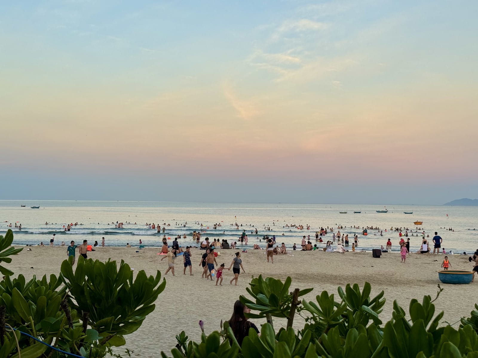La playa de Mỹ Khê llena de bañistas a la hora de la tarde