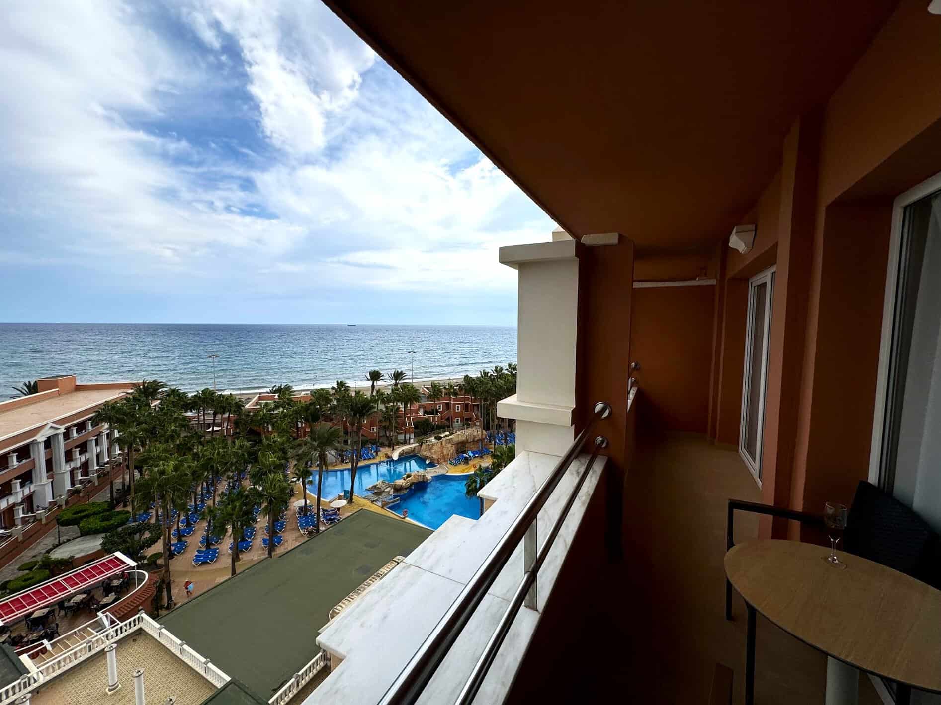 Vistas al mar y a la piscina desde la habitación del Playacapricho