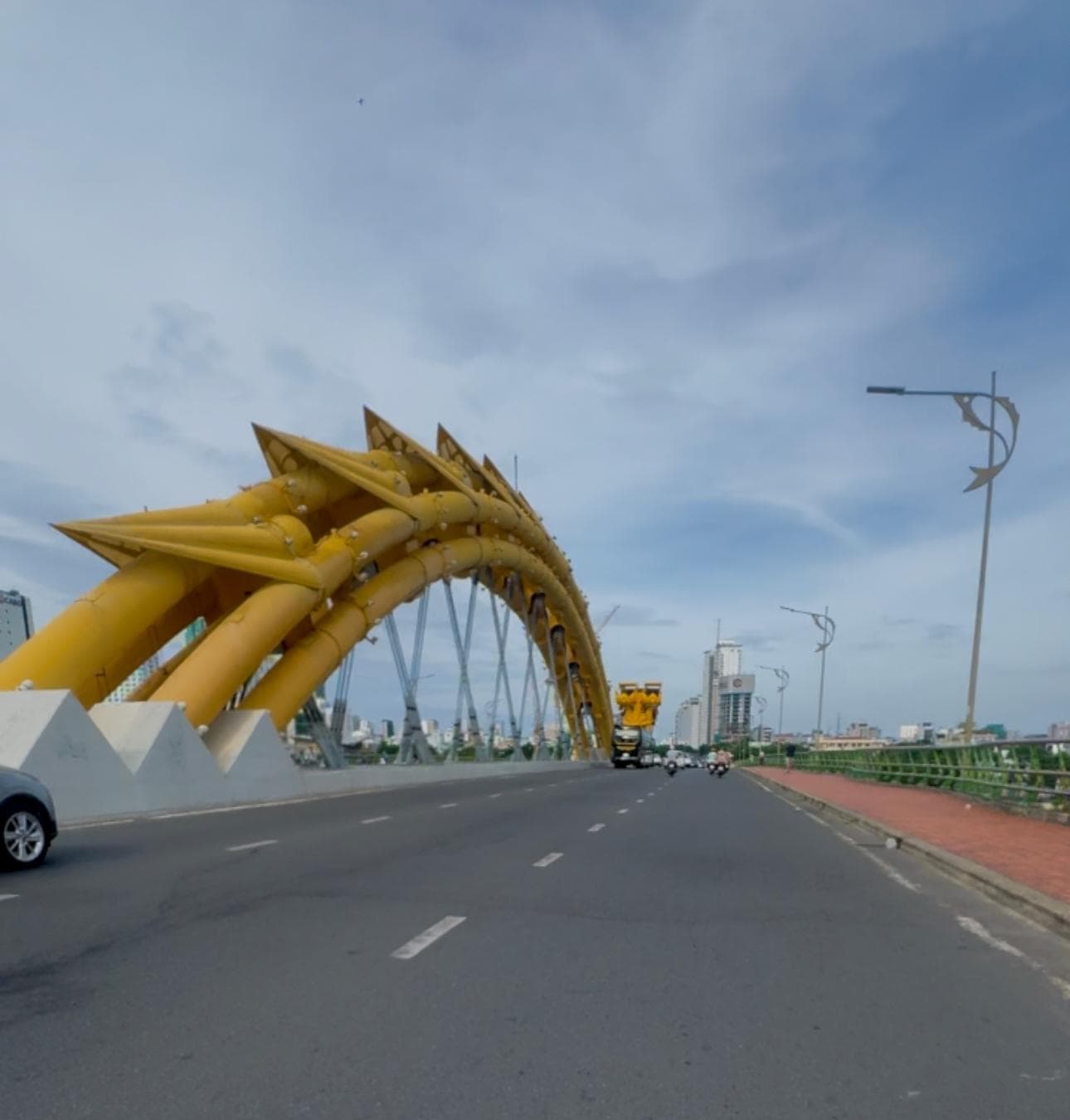 El Puente del Dragón de Da Nang visto desde la moto al cruzarlo
