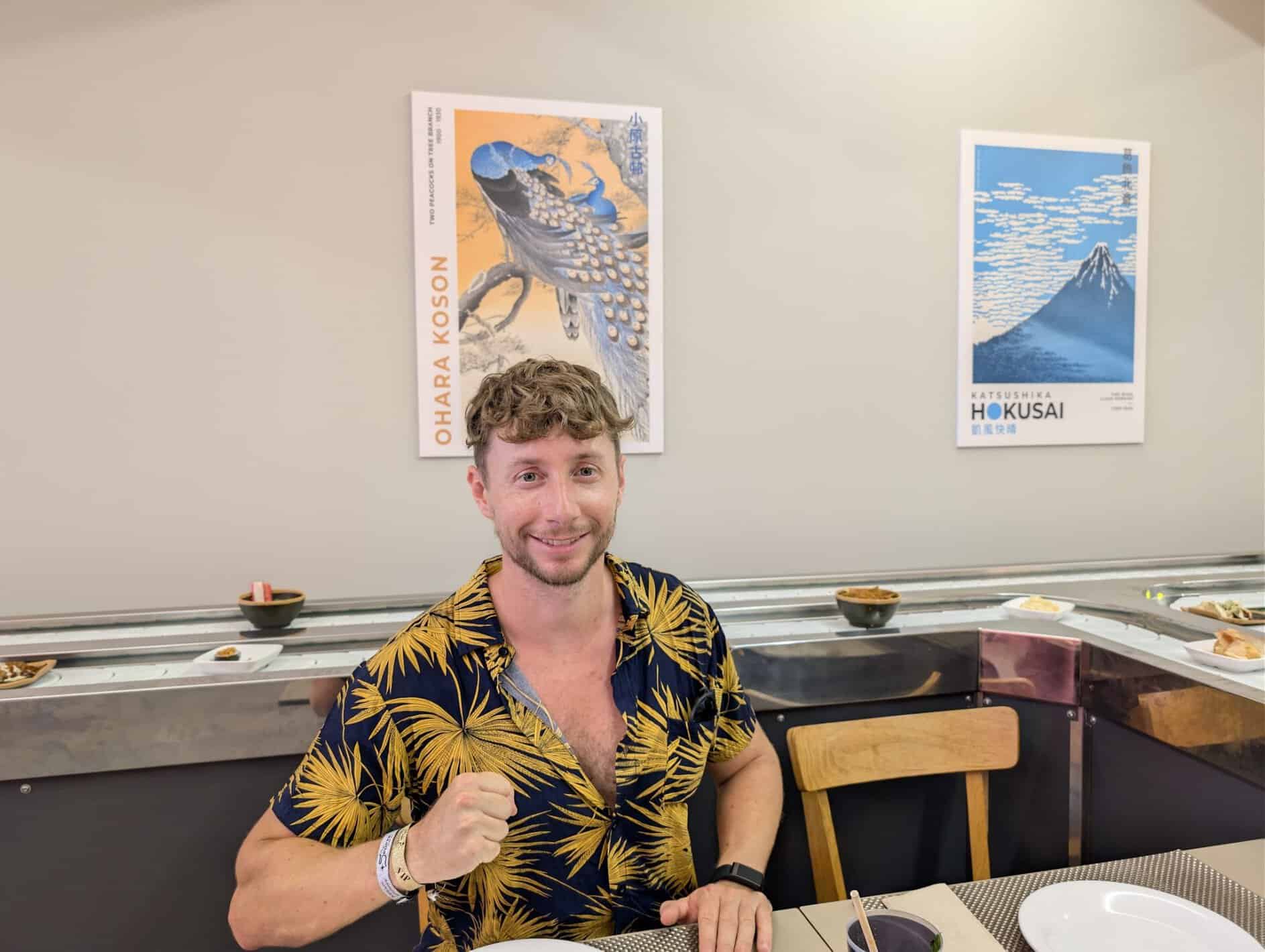 Sala del restaurante japonés de Magic World, con las mesas y la cinta