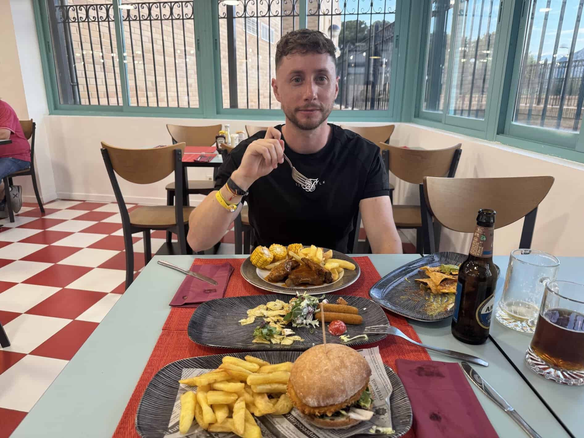 Hamburguesa con patatas en uno de los restaurantes temáticos del Magic Sports