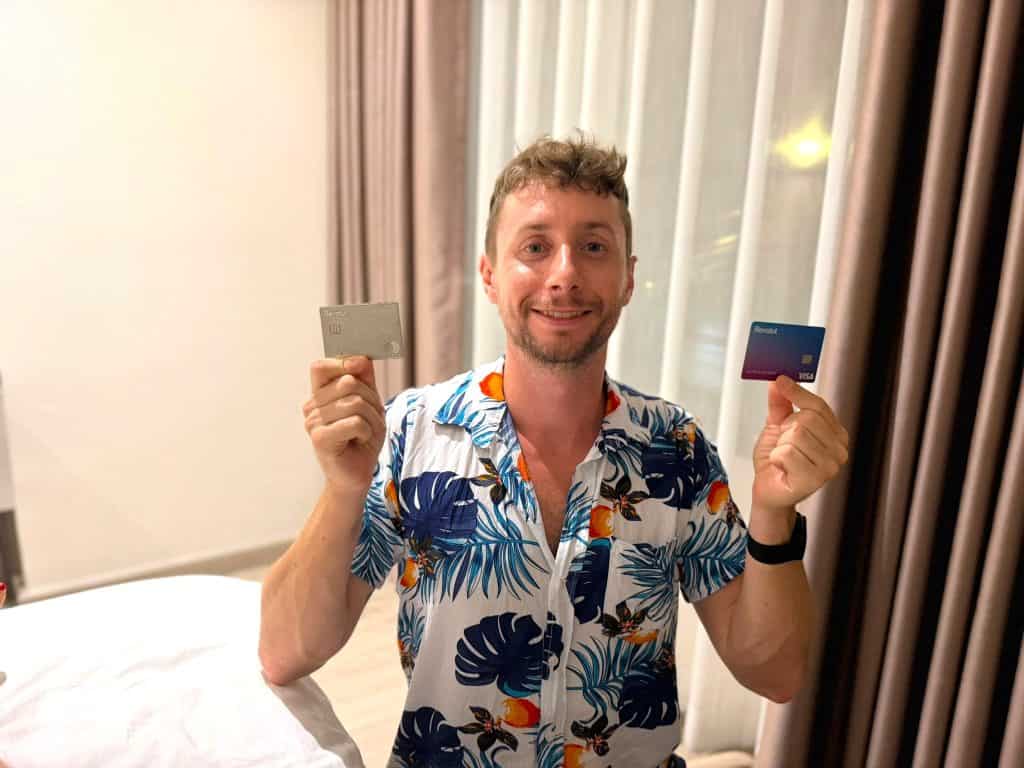 Javier Sobrino con sus dos tarjetas Revolut, la metalica plateada de Ultra en una mano y la Visa azul de Standard en la otra