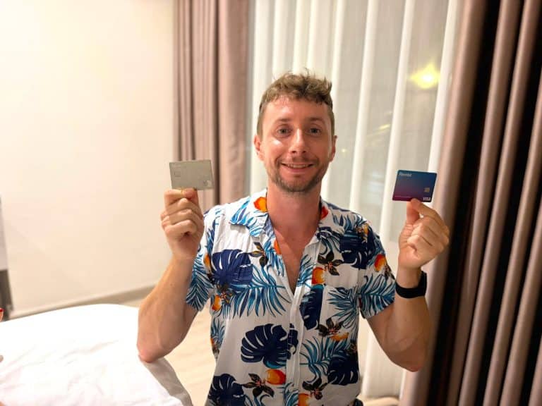 Javier Sobrino con sus dos tarjetas Revolut, la metalica plateada de Ultra en una mano y la Visa azul de Standard en la otra