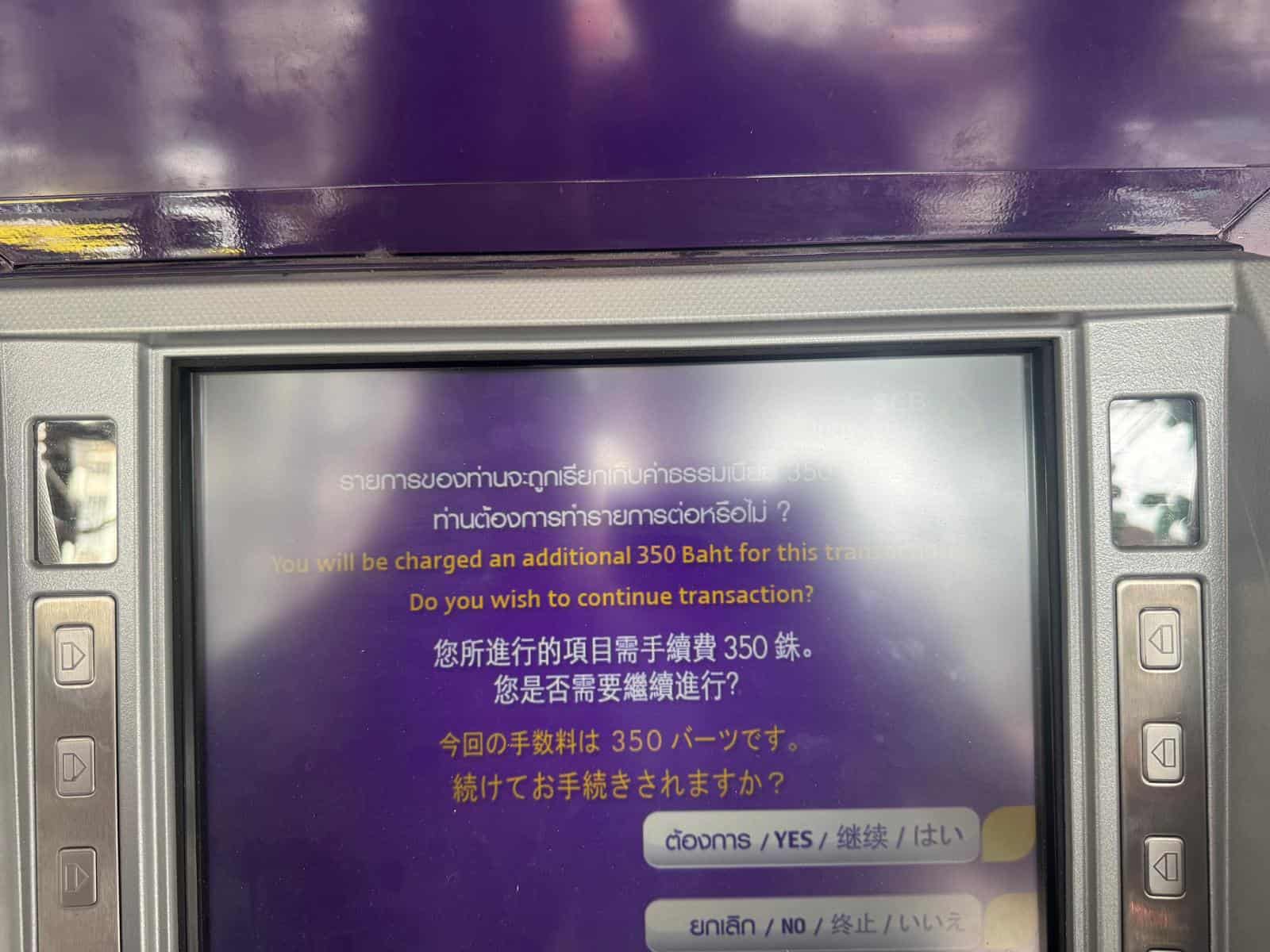 Pantalla de un cajero de Tailandia avisando de que la retirada tiene una comisión adicional de 350 bahts