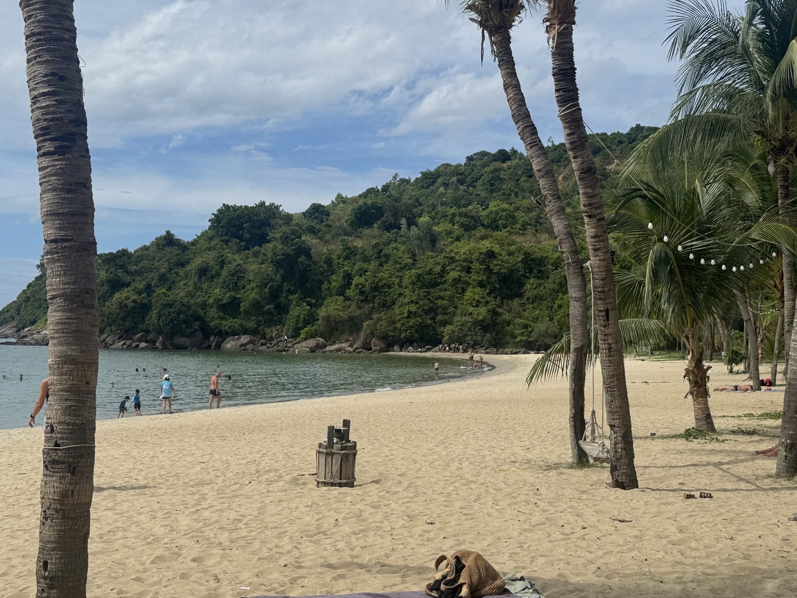 Simple Beach, en la península de Sơn Trà, con palmeras y casi nadie