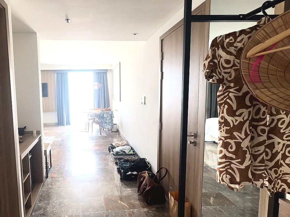 Entrada de la habitación del Meliá Danang con el sombrero vietnamita colgado