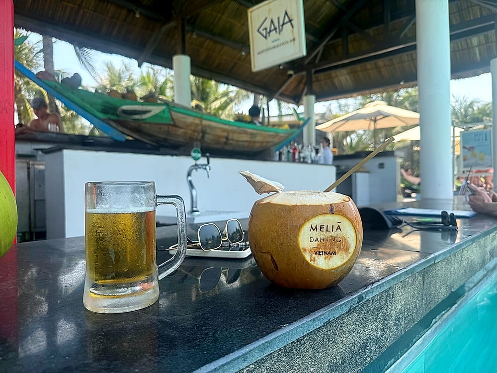 Swim-up bar Gaia del Meliá Danang, con la piscina al borde de la barra