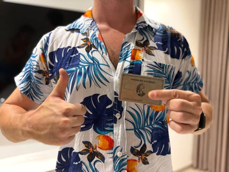 Javier Sobrino con su American Express Platinum en la mano