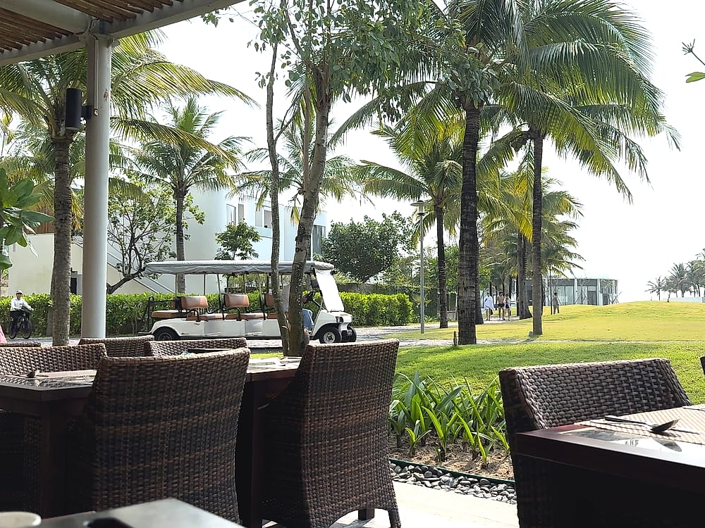 Terraza del restaurante del Meliá Danang con vistas al mar