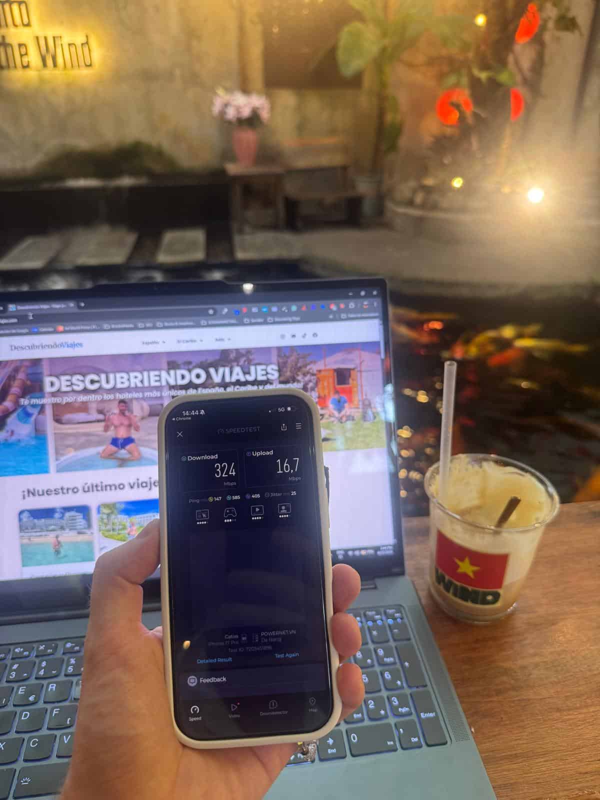Test de velocidad de la eSIM de Holafly en Da Nang con el portátil anclado: 324 Mbps de bajada y 16,7 de subida