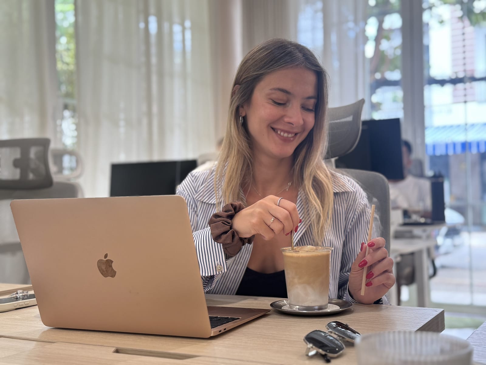 Trabajando con portátil y café helado en un espacio de trabajo de Da Nang