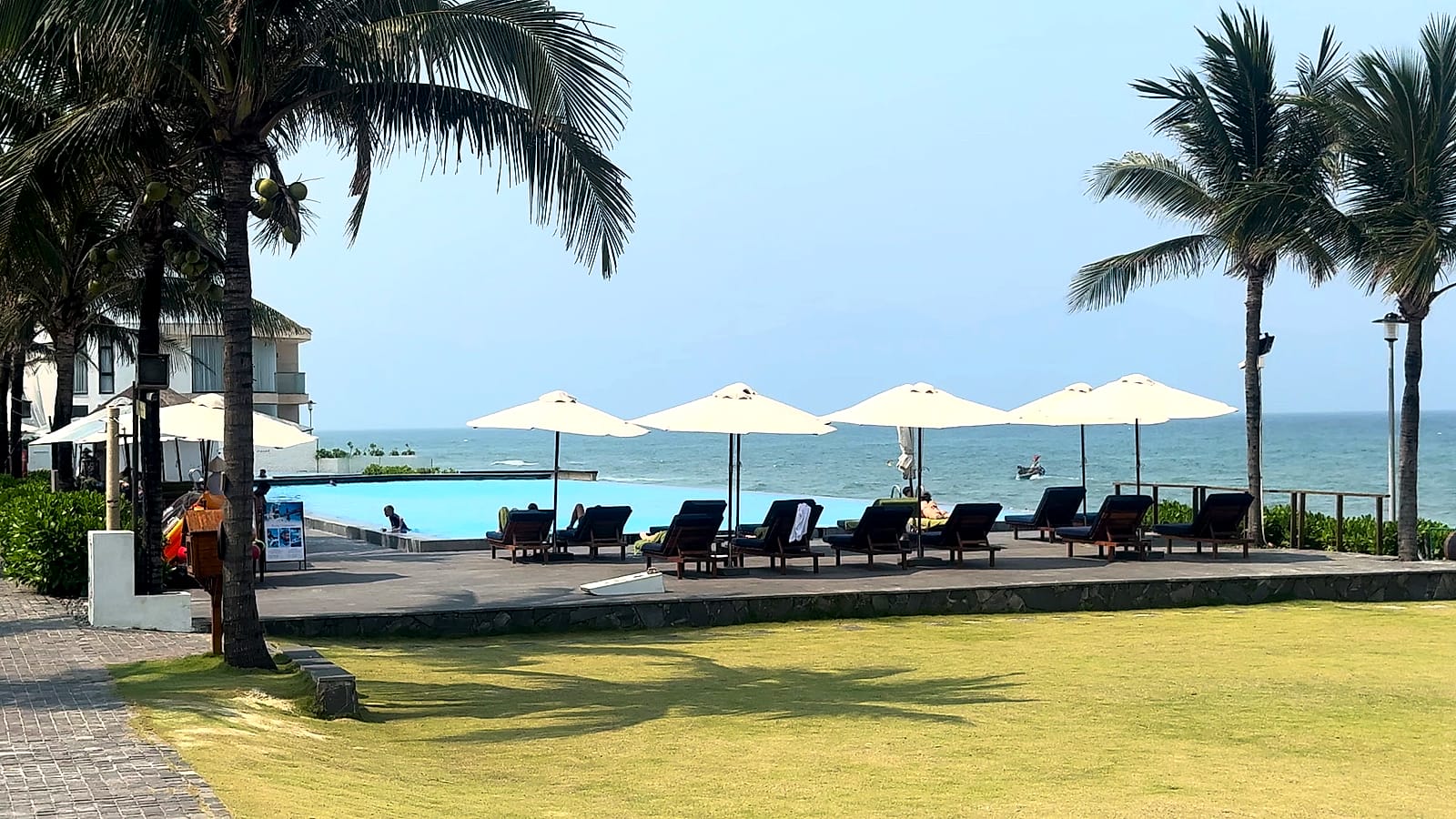 Tumbonas y palmeras en la playa del Meliá Danang