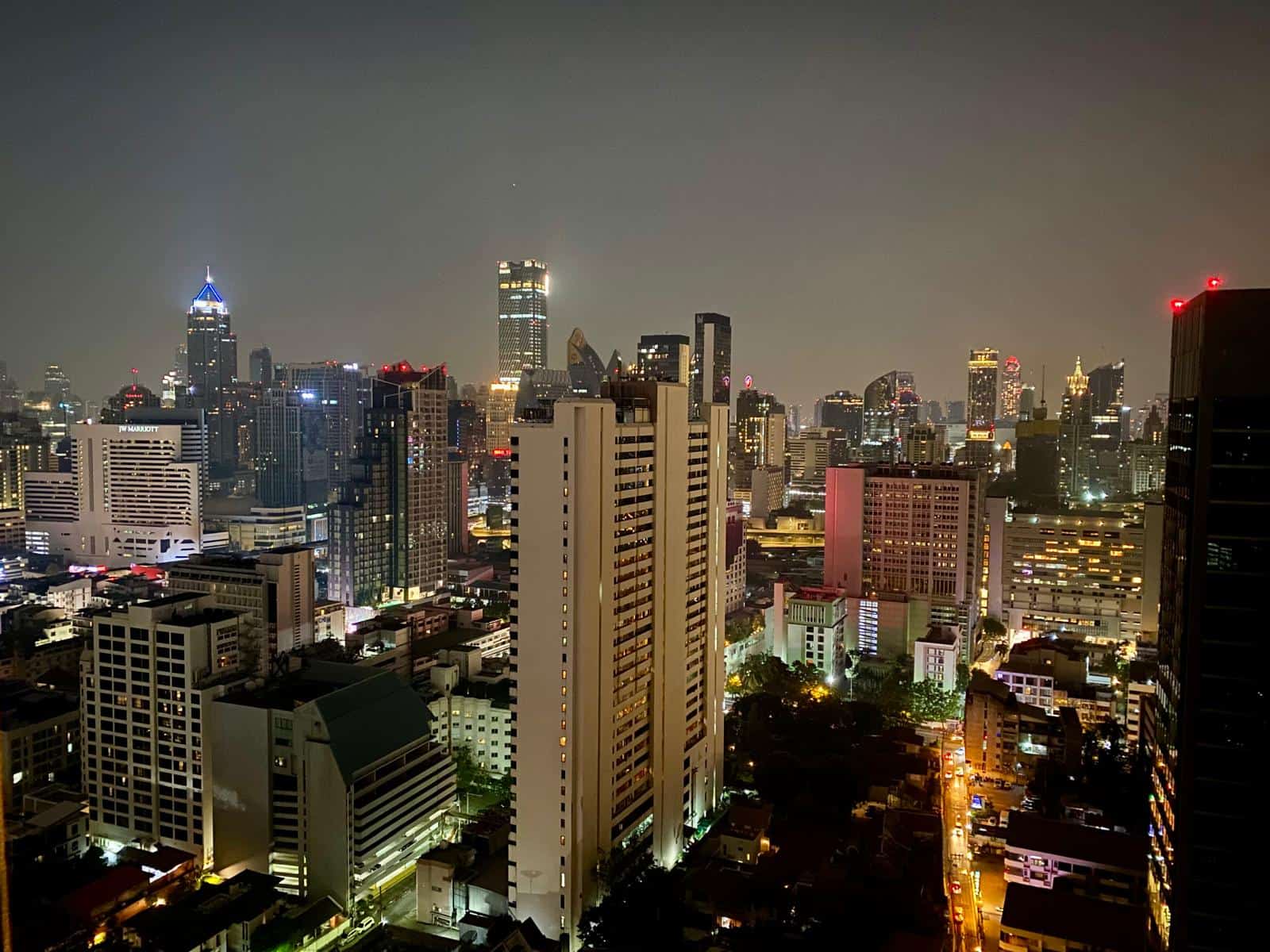 Los rascacielos de Sukhumvit de noche, con la torre del JW Marriott a la izquierda