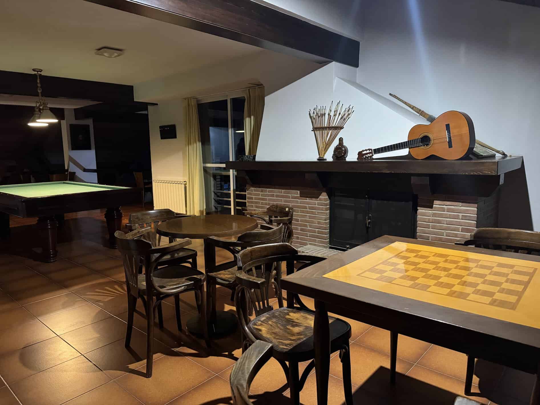 Sala de juegos con billar del Hotel Spa Las Nubes