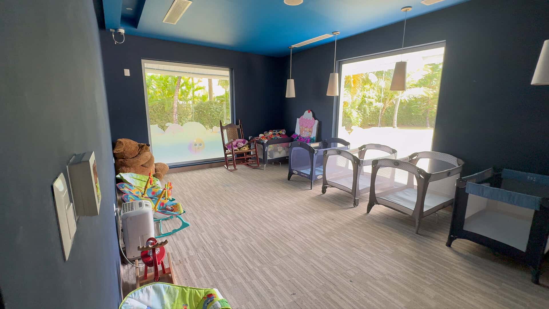 Habitación con cunas del miniclub del Meliá Caribe Punta Cana