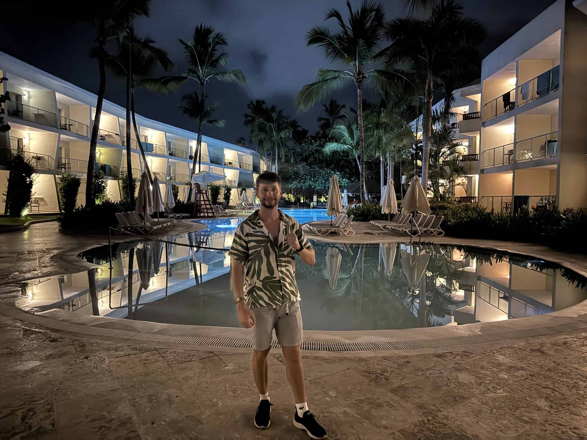 Javier Sobrino en la zona de piscinas del Impressive Premium Punta Cana de noche