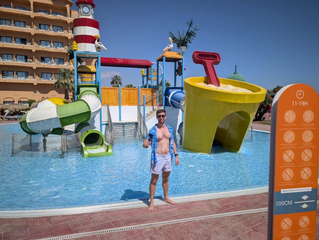 Javier Sobrino en la zona de toboganes medianos del Alegría Colonial Mar, junto al cartel de 100 cm de altura mínima