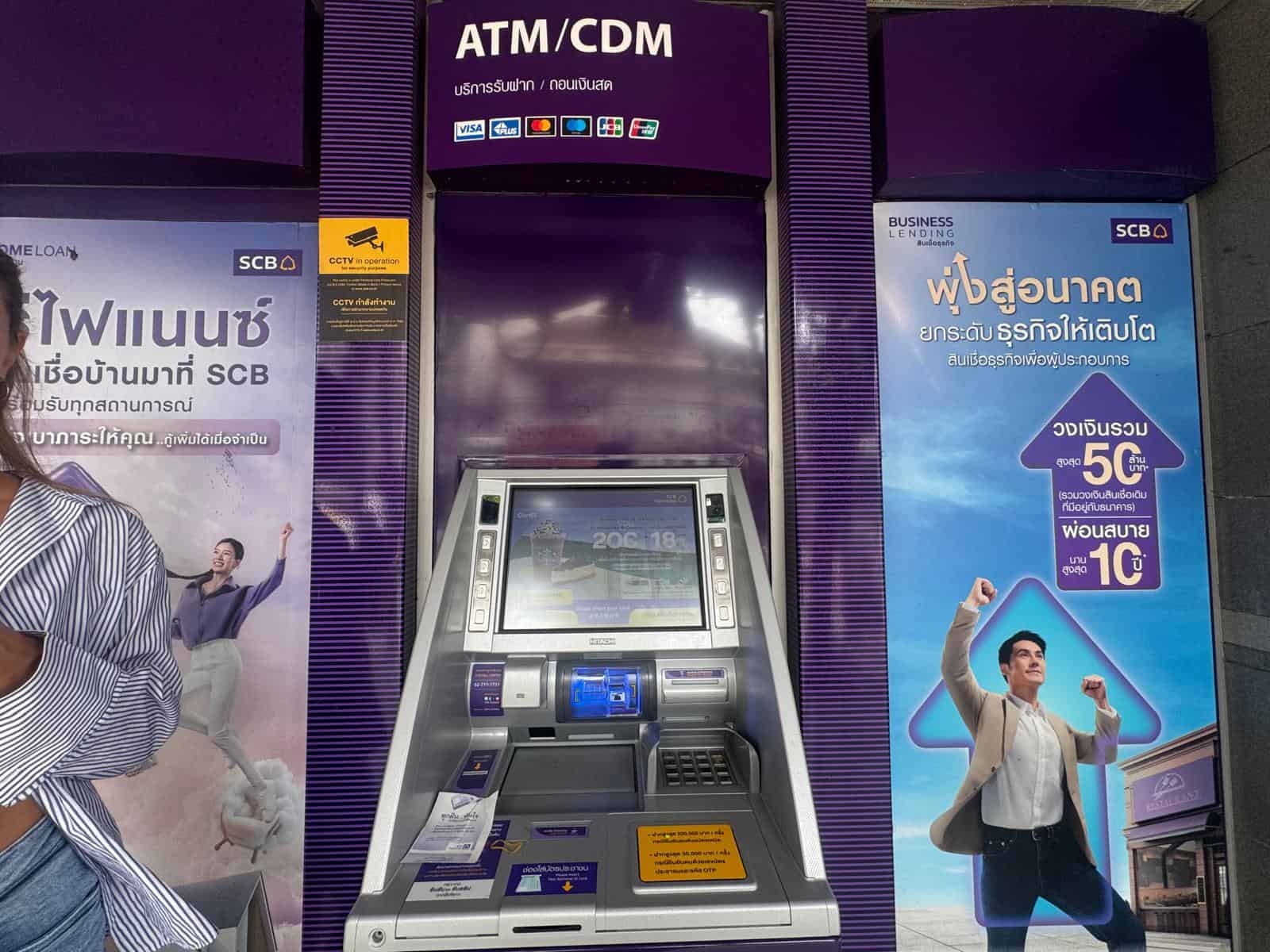 Cajero automático del banco SCB en Tailandia con los logos de las tarjetas que acepta