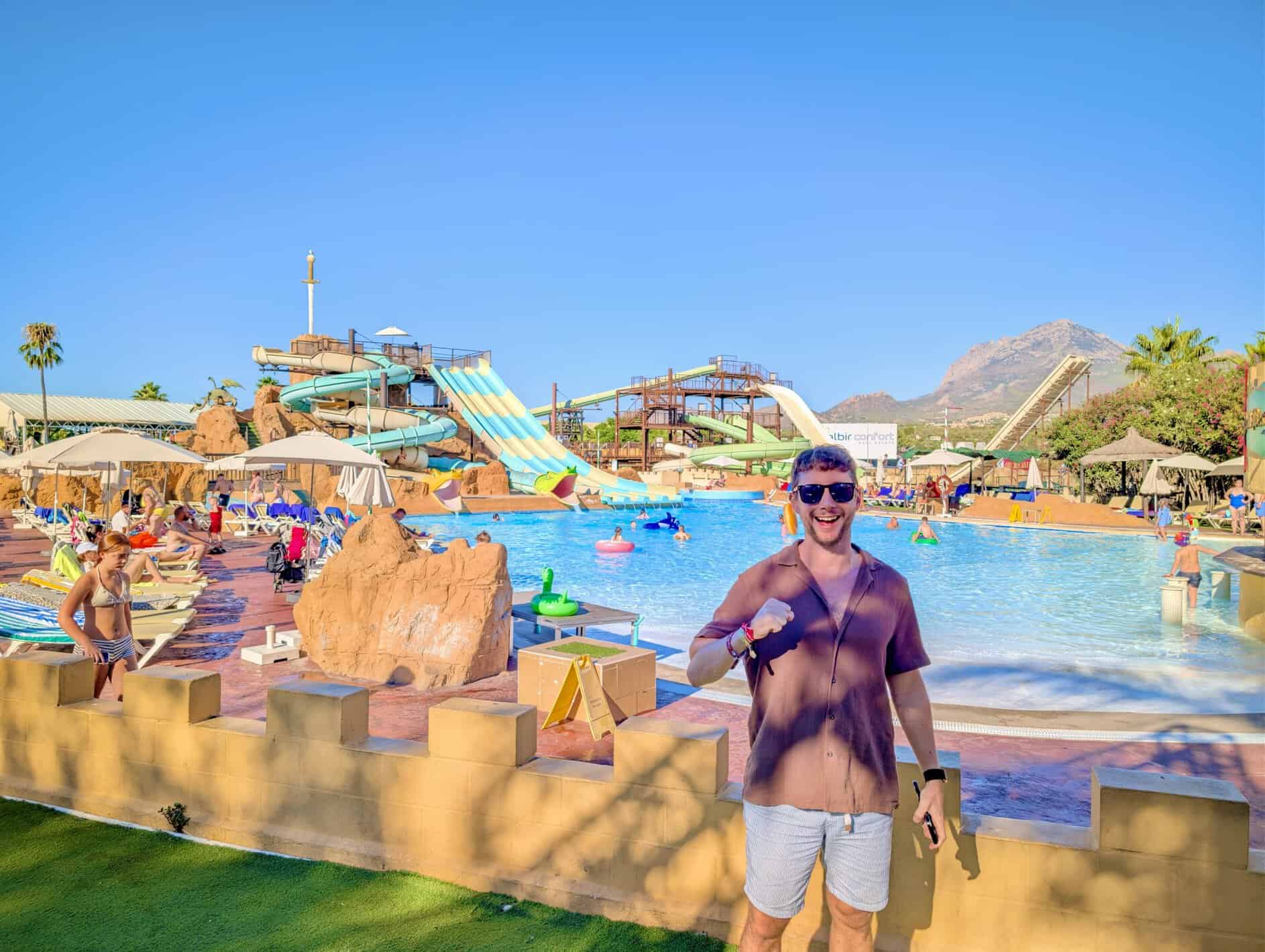Javier Sobrino delante de la piscina de toboganes del Magic Robin Hood