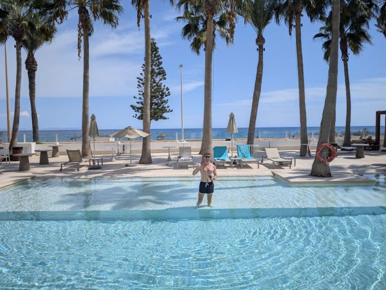Javier Sobrino en la piscina con vistas al mar del Mediterranean Bay