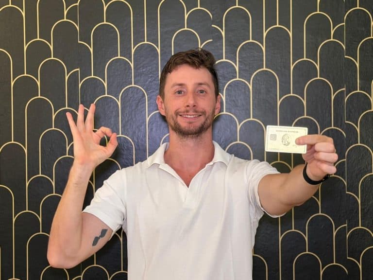 Javier Sobrino sujetando su tarjeta American Express Platinum de metal y haciendo el gesto de OK