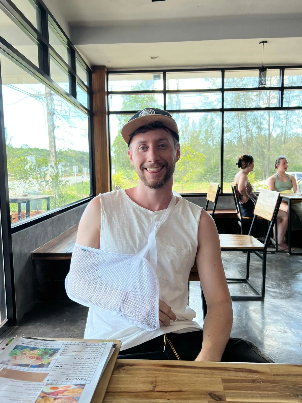 Javier Sobrino con el brazo en cabestrillo tras dislocarse el hombro en Tailandia