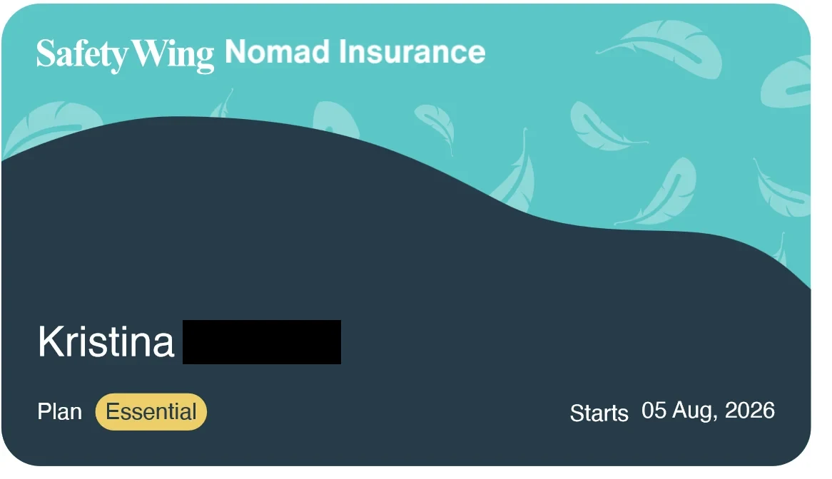 Tarjeta de la póliza SafetyWing Nomad Insurance Essential de mi pareja, con inicio el 5 de agosto de 2026
