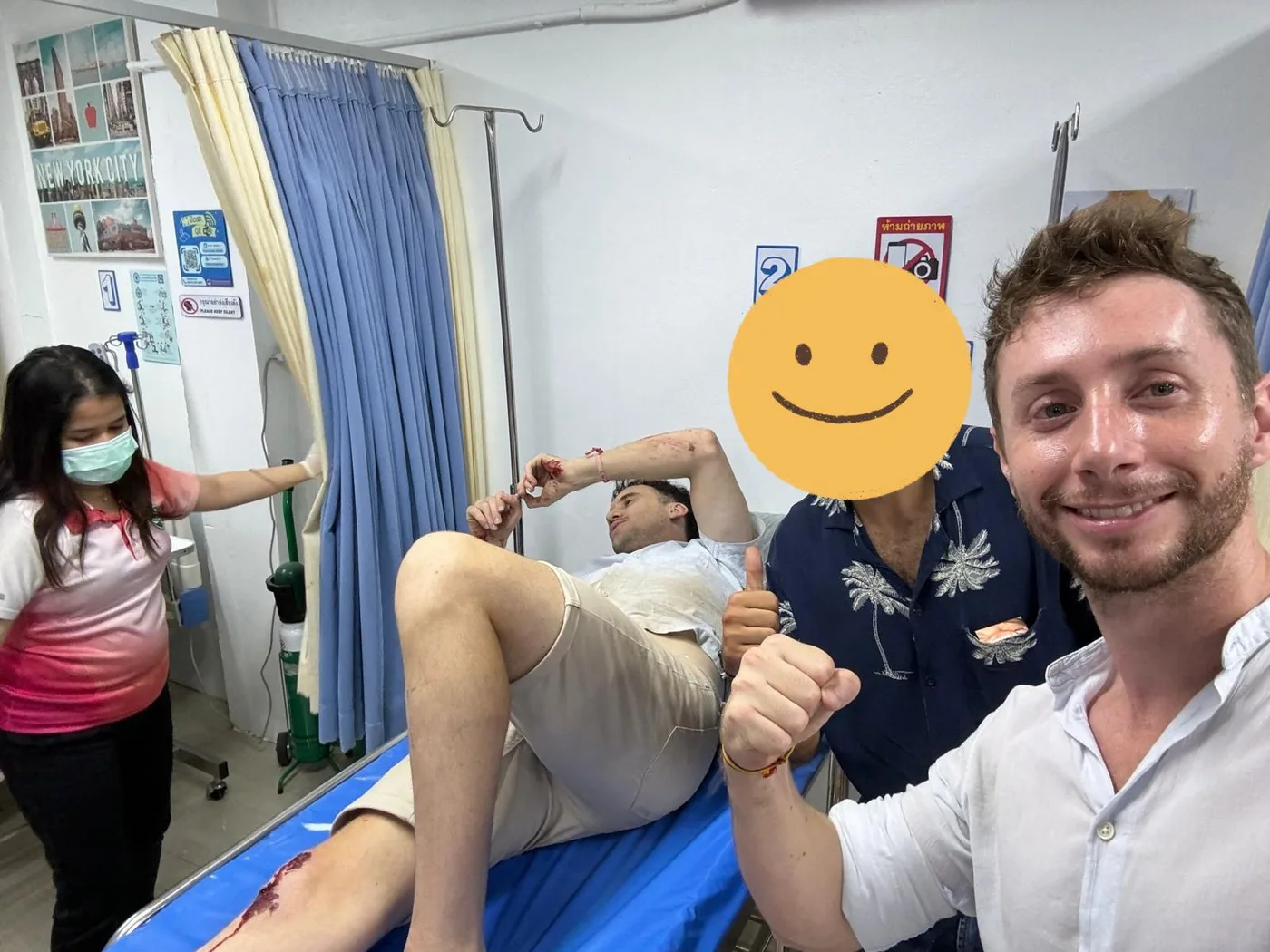 Víctor, socio de Descubriendo Viajes, en la camilla de una clínica de Tailandia con la rodilla abierta, y Javier Sobrino al lado