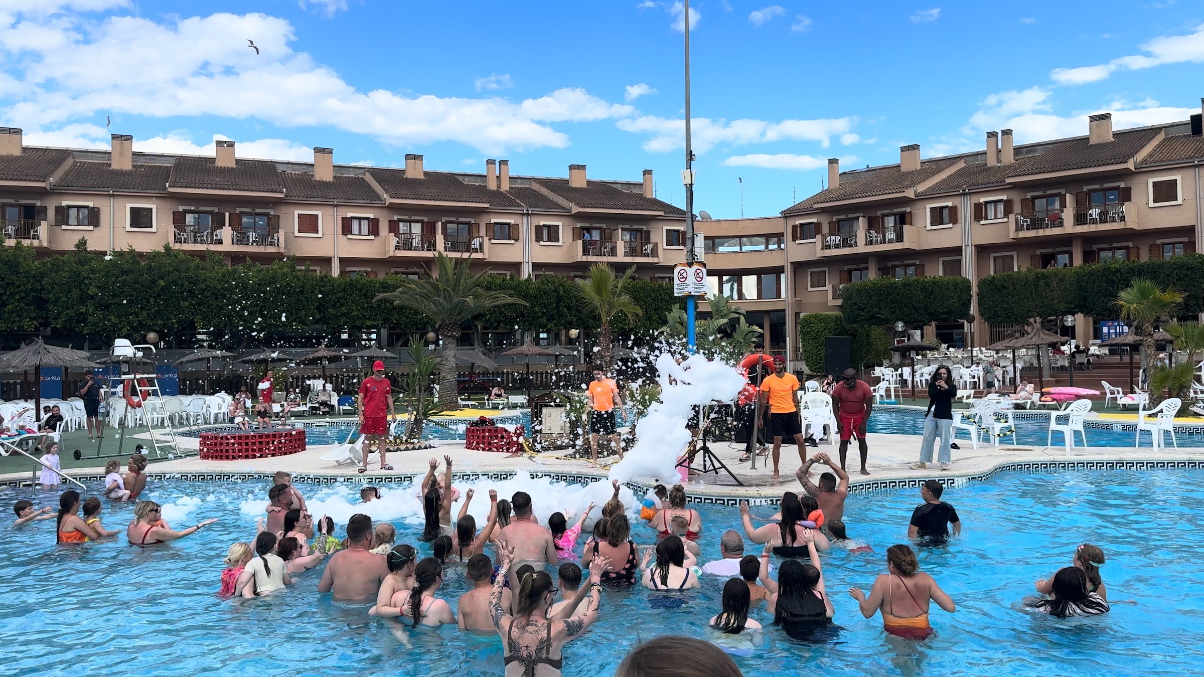 Fiesta de la espuma en la piscina principal del Albir Garden Resort
