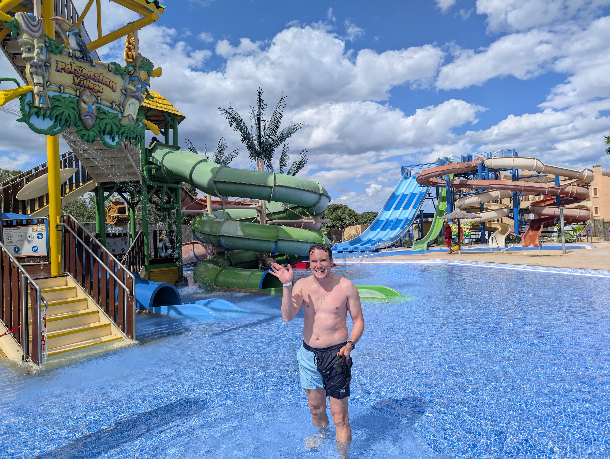 Javier Sobrino saludando en la piscina del parque acuático del Albir Garden Resort