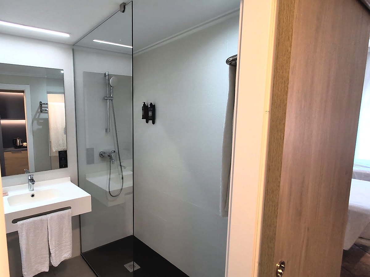 Baño reformado de la habitación del Alegría Colonial Mar, con lavabo amplio y ducha con mampara