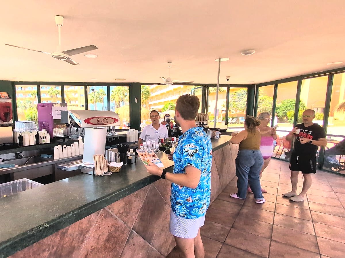 Javier Sobrino en la barra del bar de la zona de piscinas del Alegría Colonial Mar