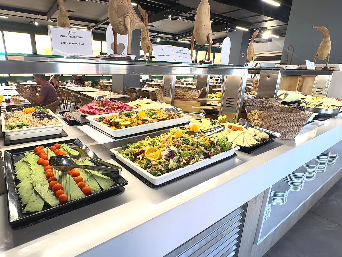 Una de las islas del buffet del Alegría Colonial Mar, con ensaladas y entrantes fríos