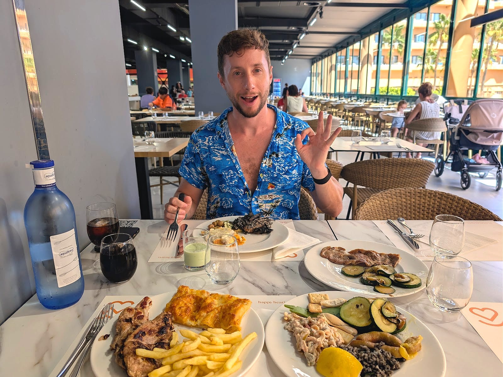 Javier Sobrino comiendo en el buffet del Alegría Colonial Mar, con carne a la plancha, patatas y verduras