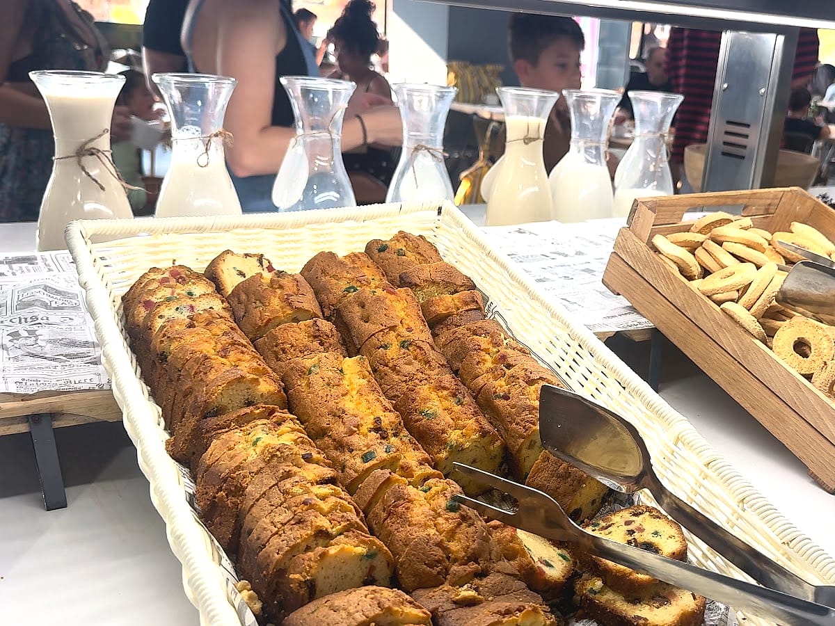 Bizcochos y rosquillas en el buffet del desayuno del Alegría Colonial Mar