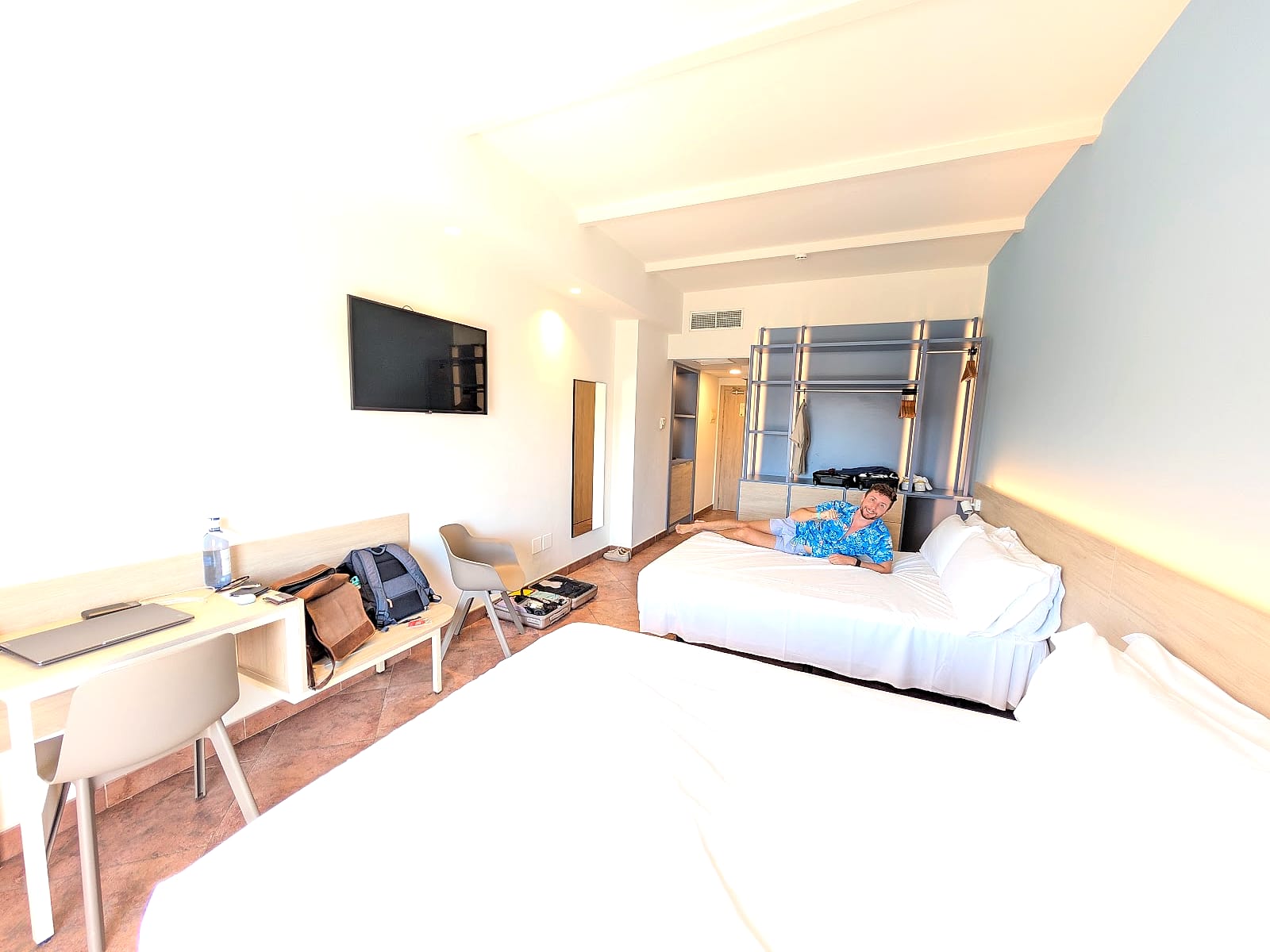 Habitación del Alegría Colonial Mar con dos camas grandes, escritorio y televisión