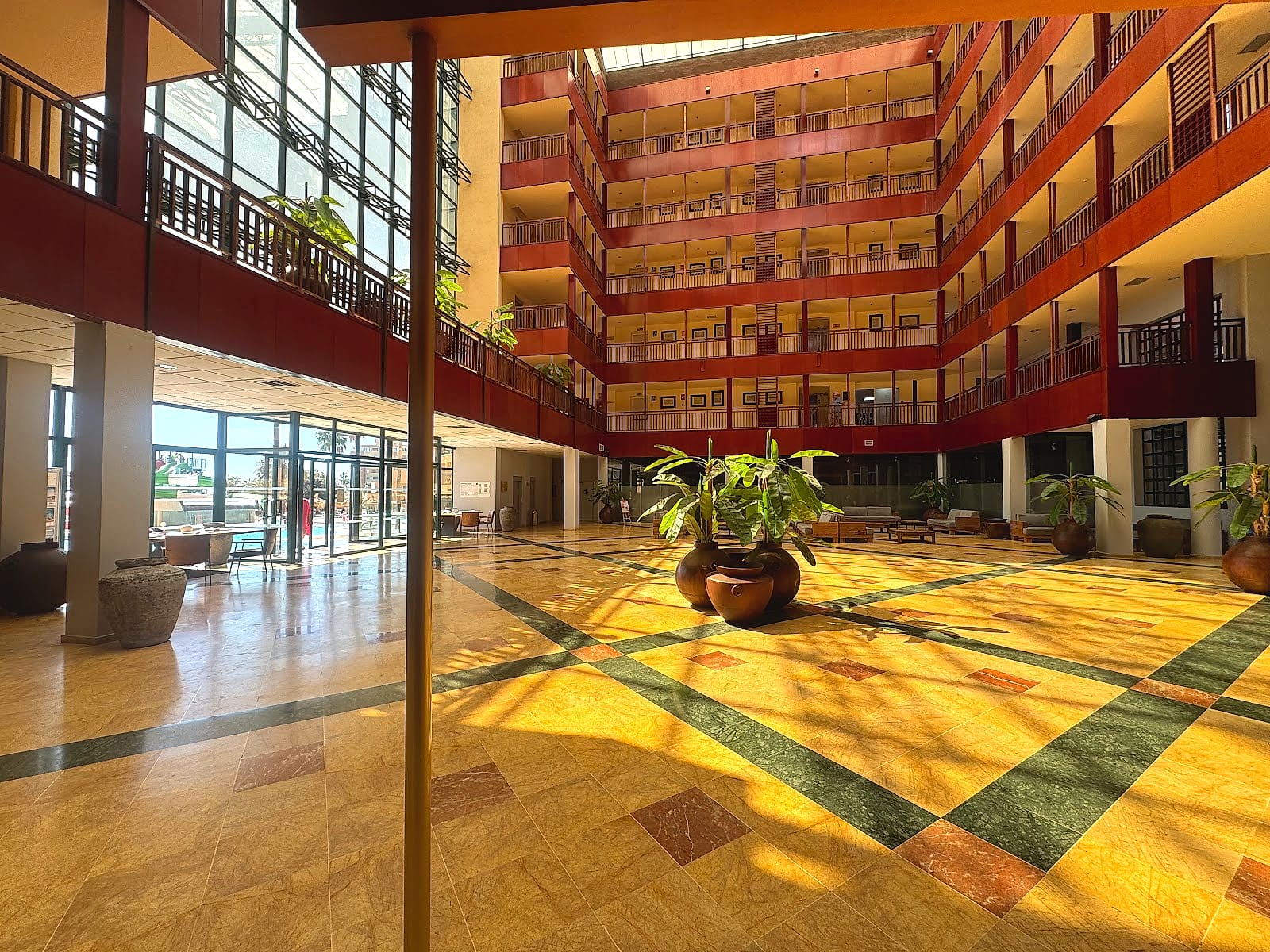 El hall del Alegría Colonial Mar, un patio interior con galerías y mucha luz natural