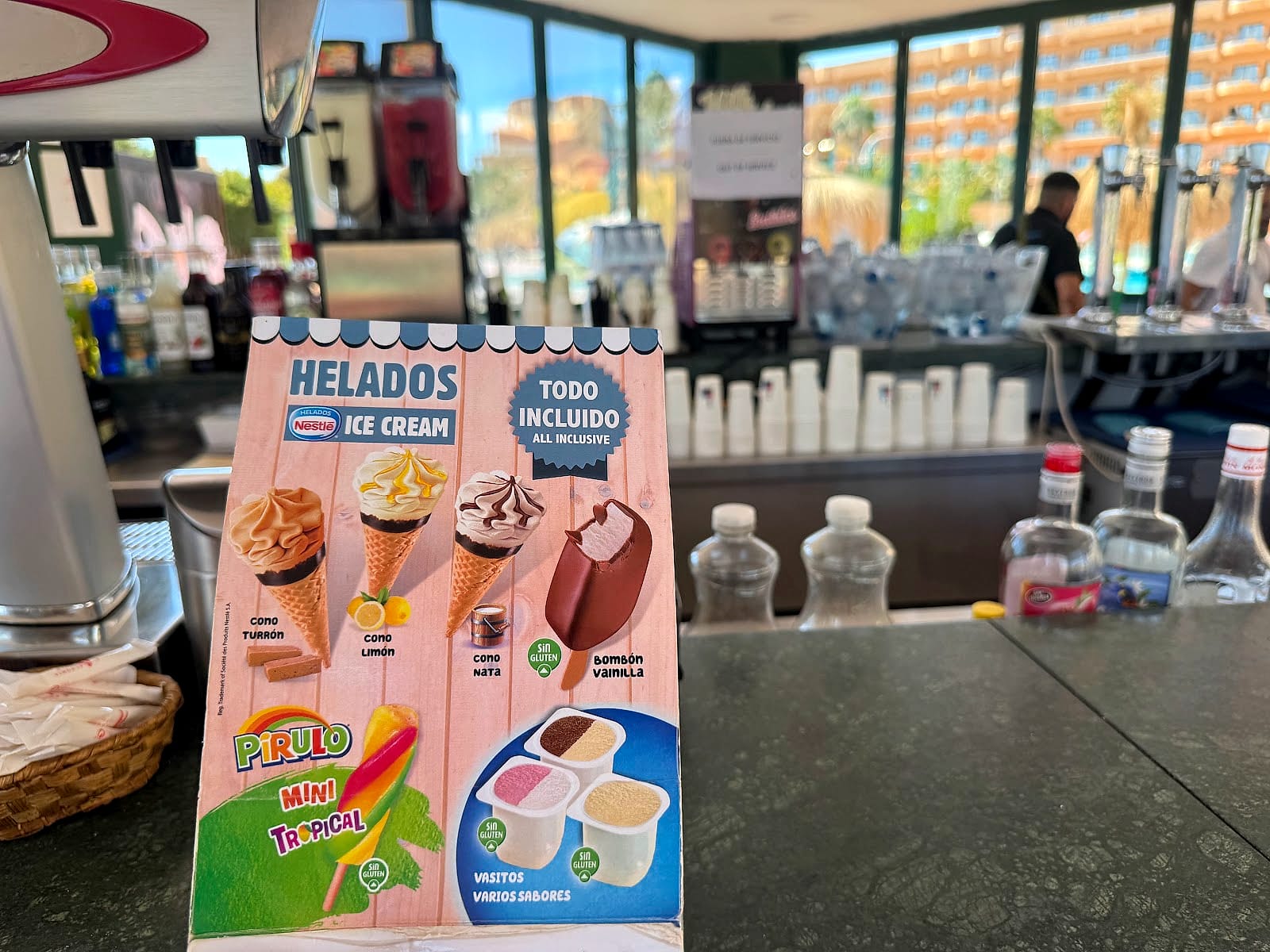 Cartel de los helados que entran en el todo incluido, en la barra del bar del Alegría Colonial Mar