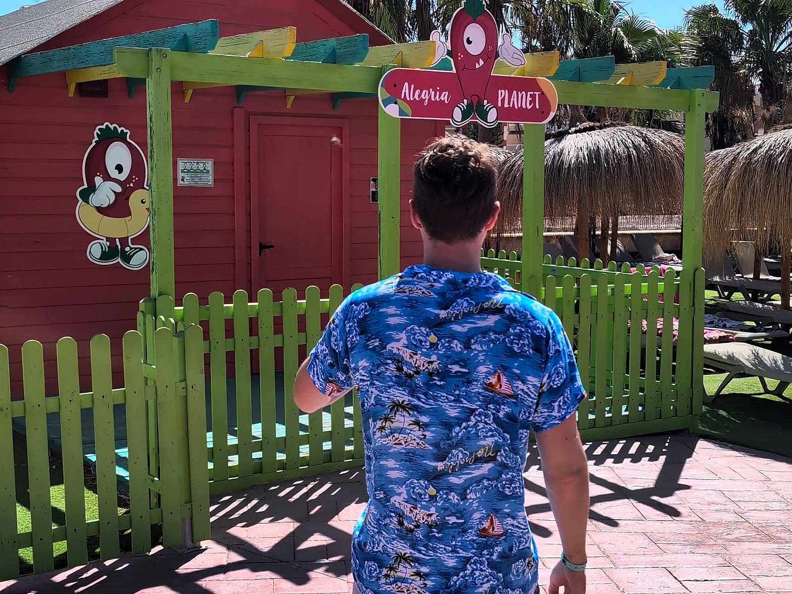 Javier Sobrino frente a la casita del miniclub del Alegría Colonial Mar, con su jardín vallado