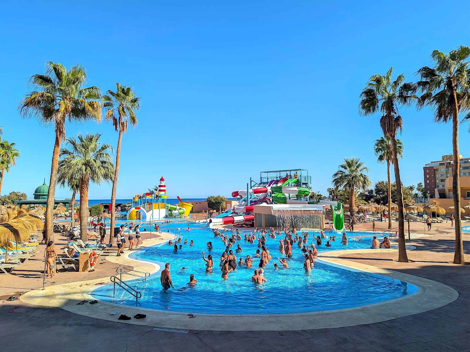 La piscina principal del Alegría Colonial Mar, con los toboganes grandes al fondo