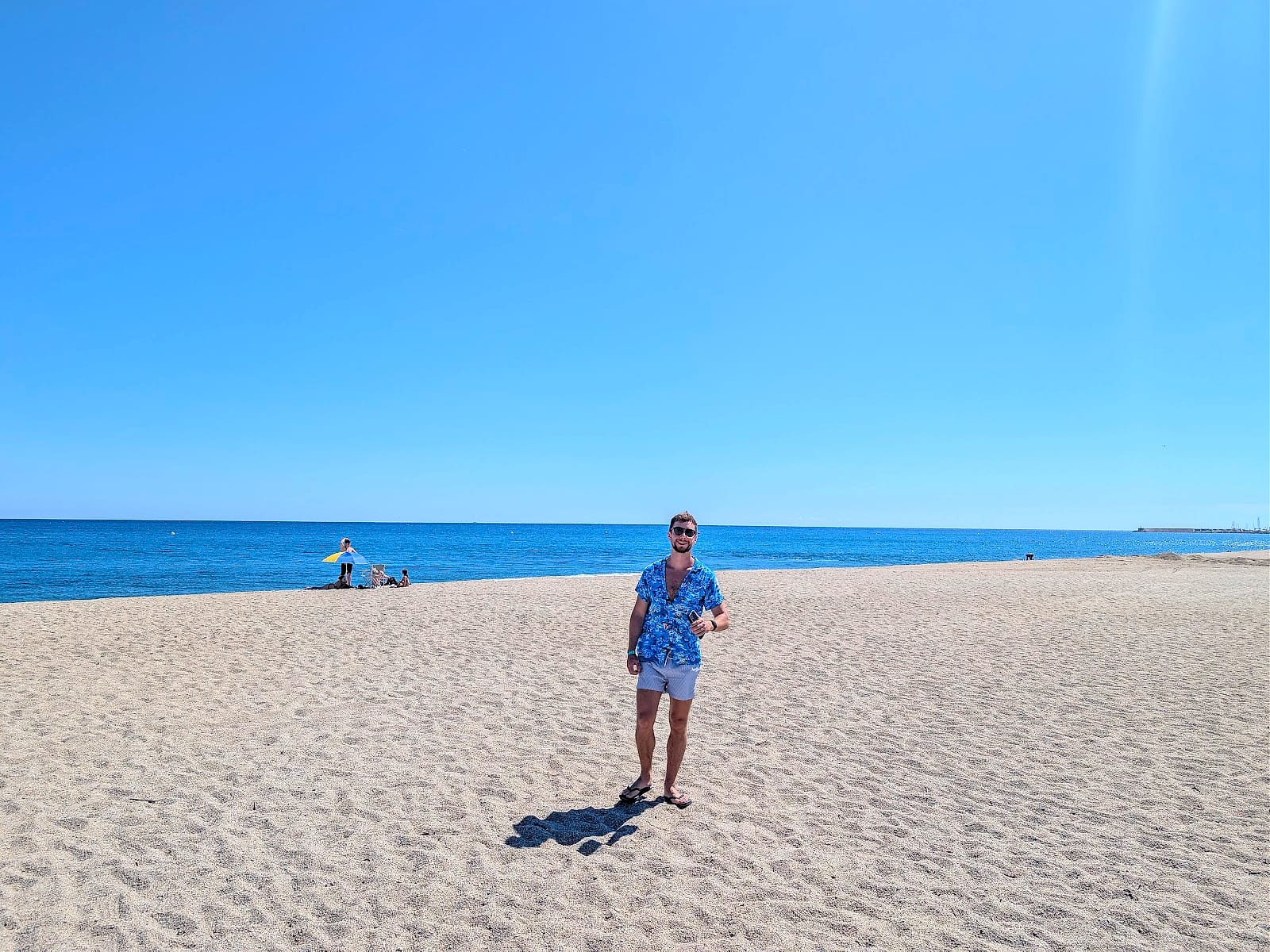Javier Sobrino en la playa de Roquetas de Mar, justo enfrente del Alegría Colonial Mar
