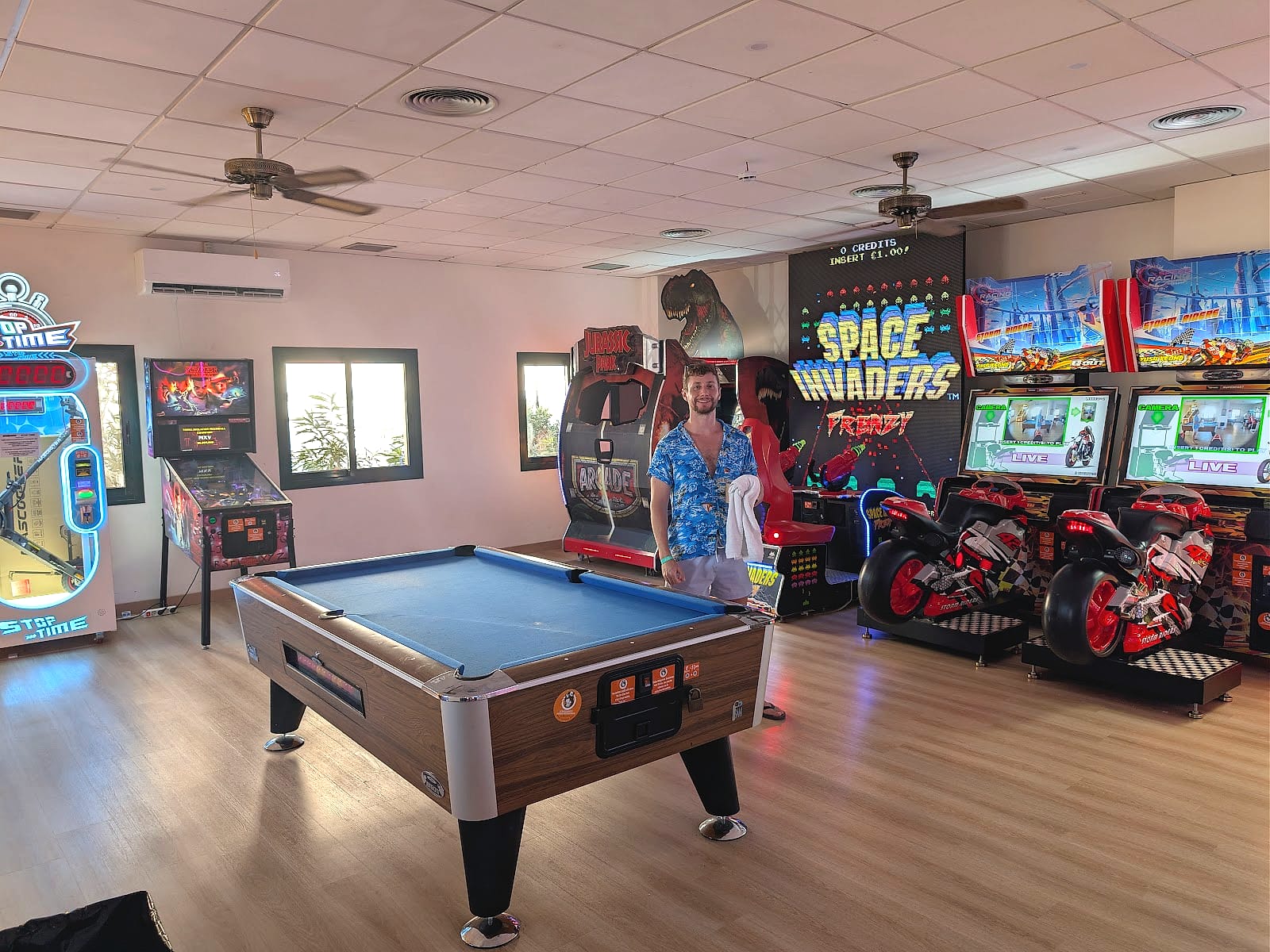 Javier Sobrino en la sala de recreativas del Alegría Colonial Mar, con billar, motos y máquinas arcade