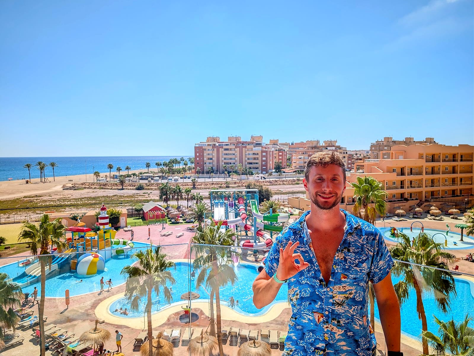 Javier Sobrino en la terraza de la habitación del Alegría Colonial Mar, con el parque acuático y el mar detrás