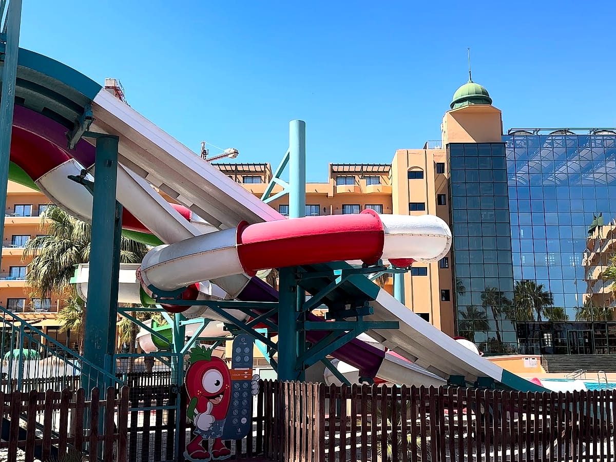 Los toboganes grandes del parque acuático del Alegría Colonial Mar, con el edificio del hotel detrás