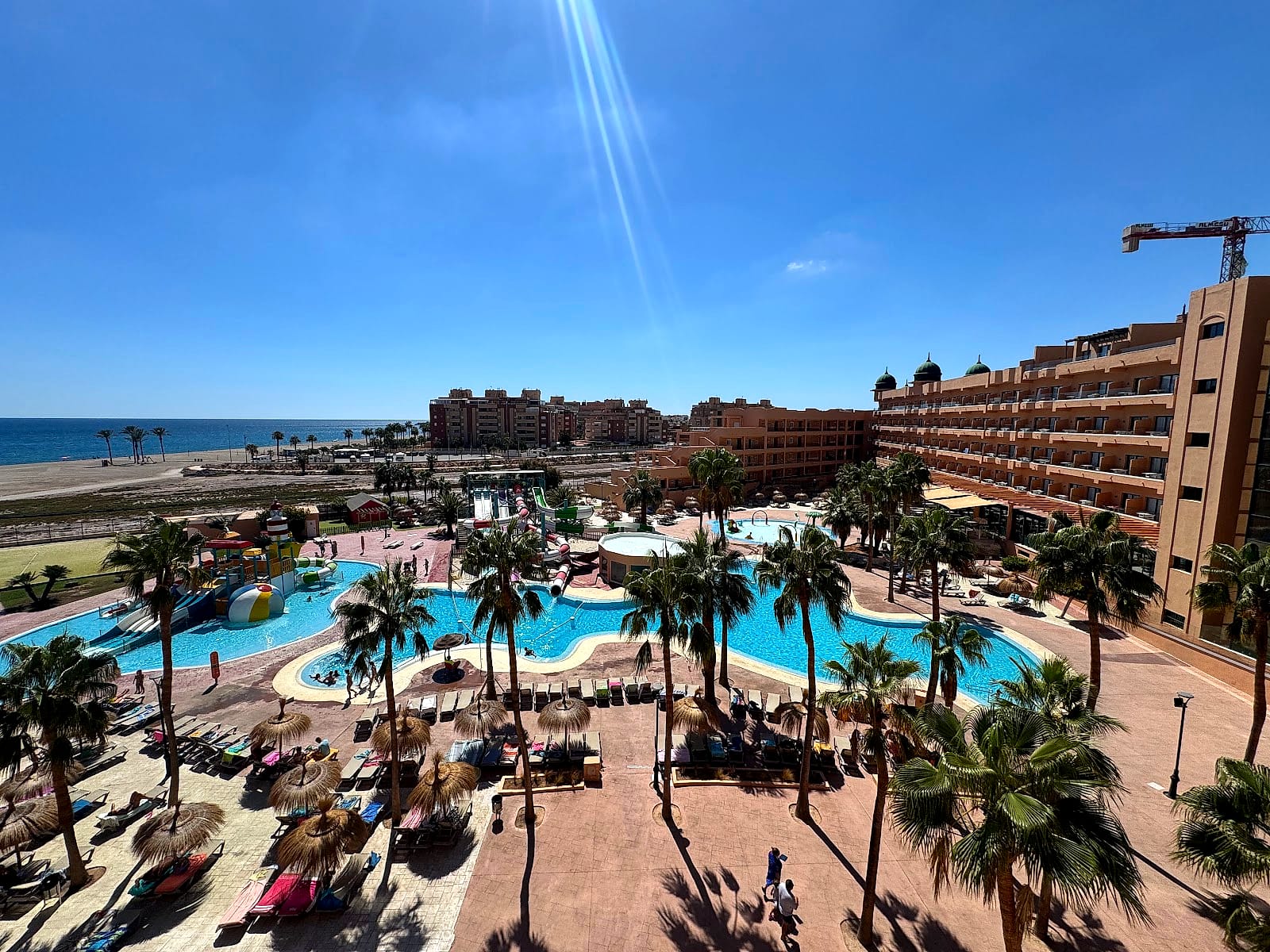 Vistas desde la terraza de la habitación del Alegría Colonial Mar a las piscinas, el parque acuático y el mar