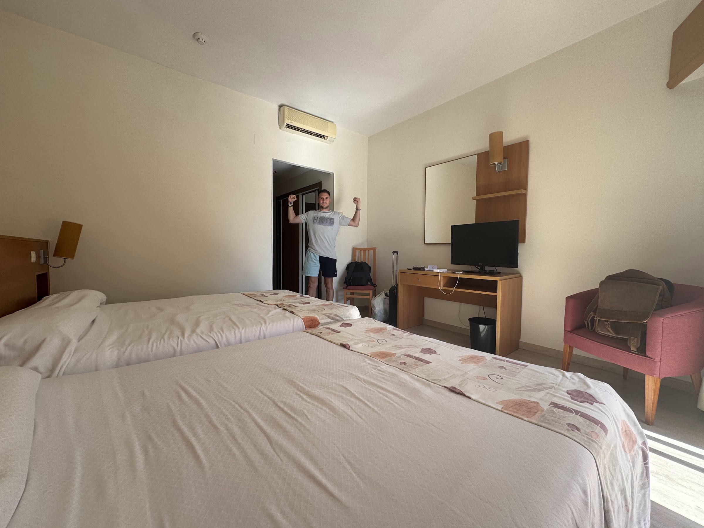 Habitación doble del Hotel Alone Benidorm con dos camas, escritorio y televisión