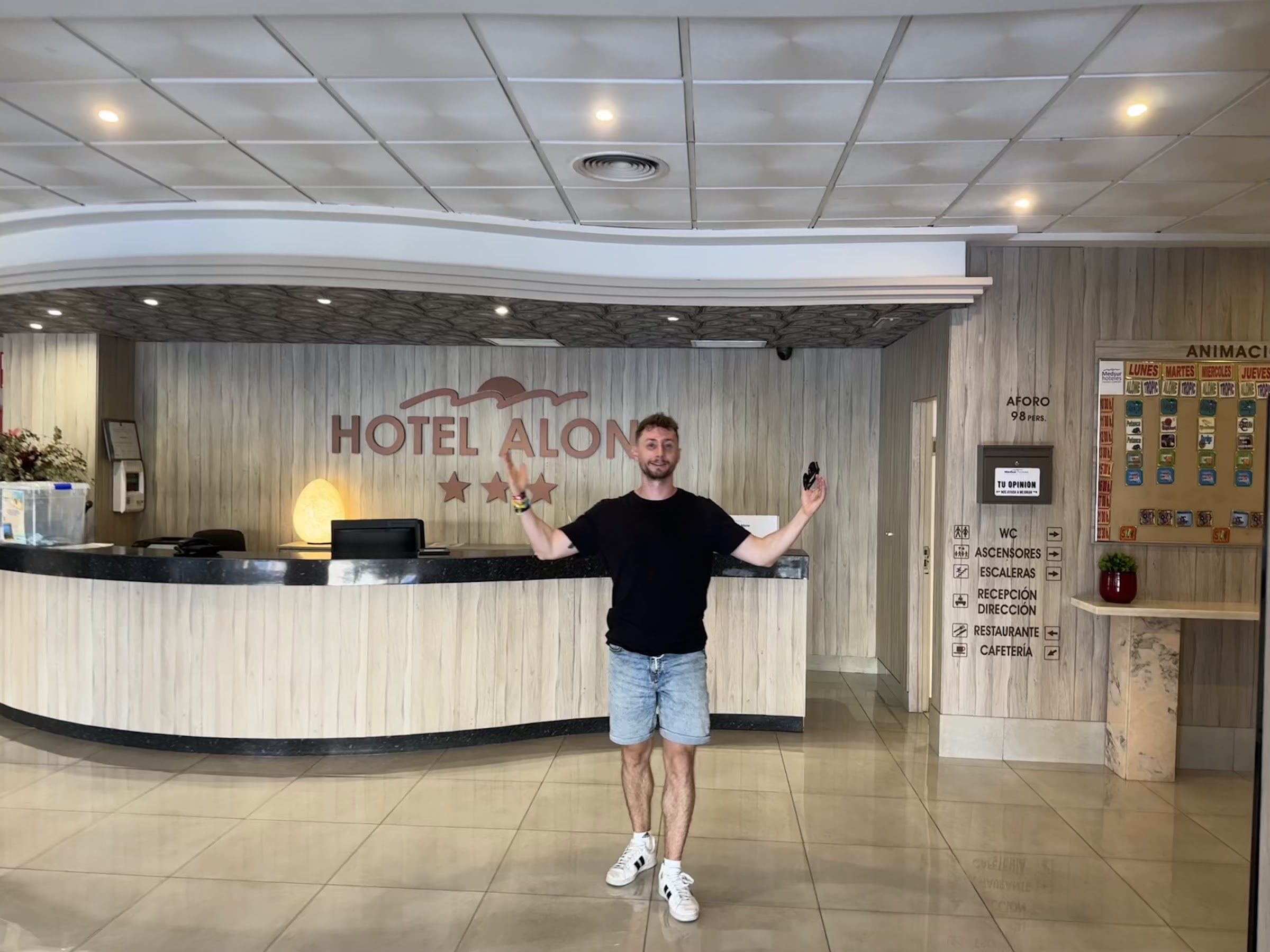 Recepción del Hotel Alone Benidorm con el cartel del hotel de tres estrellas
