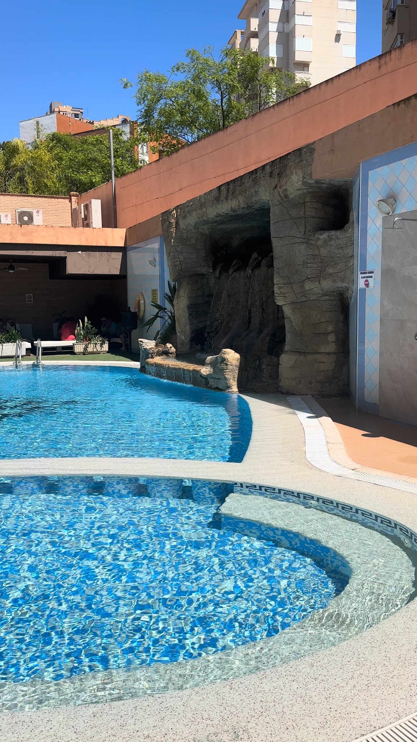 Piscina infantil redonda junto a la cascada del Hotel Alone Benidorm