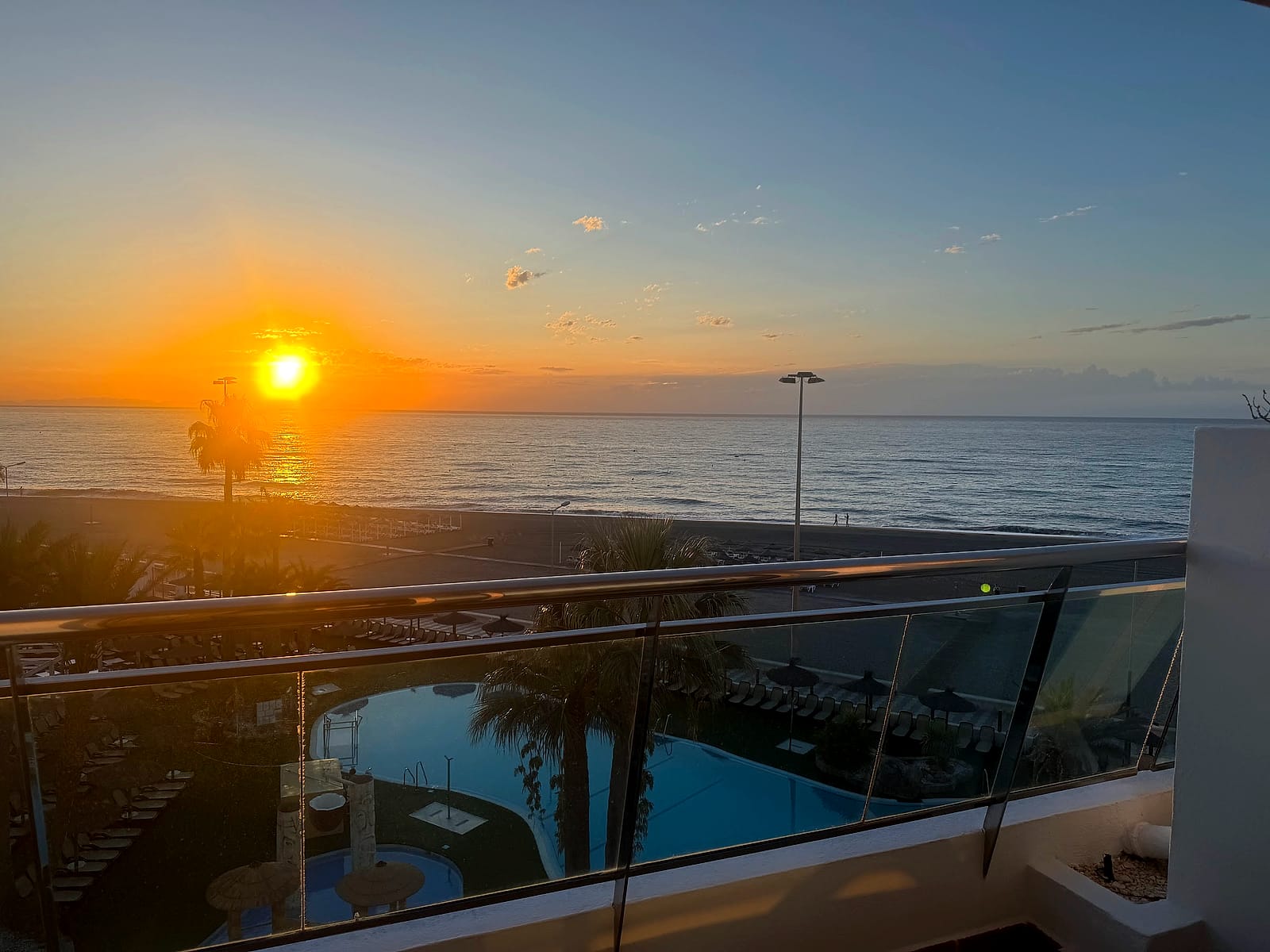 El amanecer sobre el mar desde la terraza de la suite del Alua Golf Trinidad
