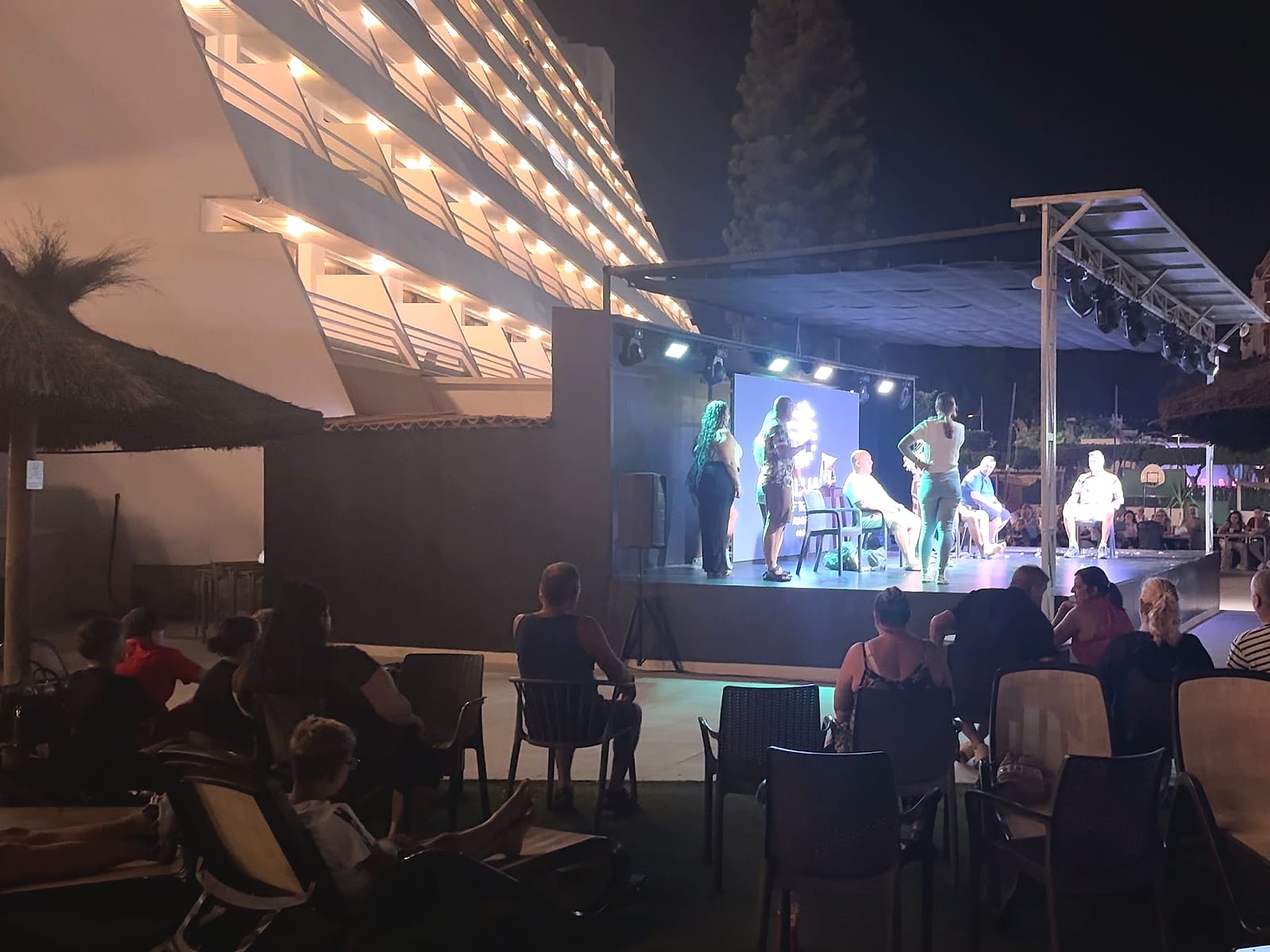 El espectáculo de animación nocturna en el escenario del Alua Golf Trinidad